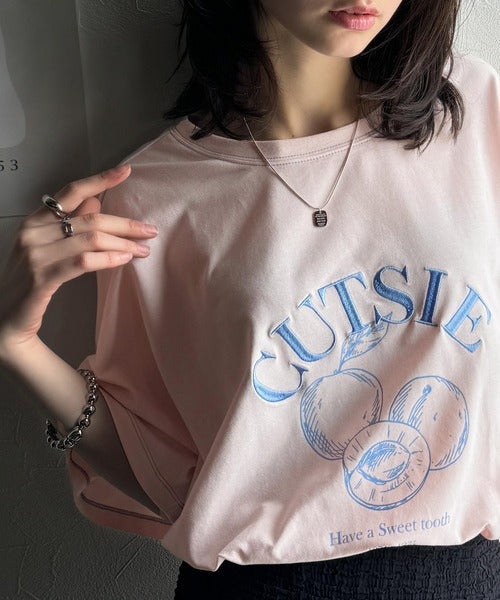 毎日のスタイルを楽しく彩る。前後2way裾ドロストフルーツグラフィックTシャツ ce1050269