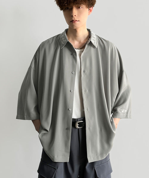「雰囲気アガる。」衿刺繍ドレープドルマンシャツ／Embroidered Collar Draped Dolman Shirt co1010004