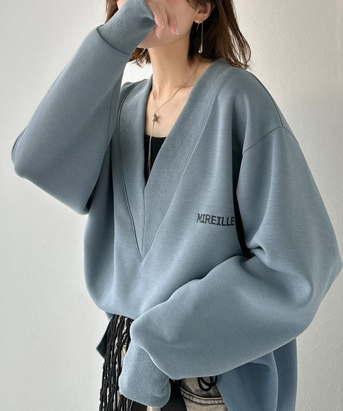 抜け感と上品さを両立。深めのネックで小顔見え♪ 胸刺繍Vネックダンボールニットトップス（長袖） ce1110130