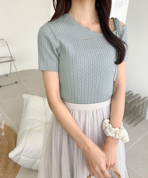 【mily bilet】高見えデザイン。ロゴプレート付き肩リボンケーブル柄サマーニット（半袖） mi1029099