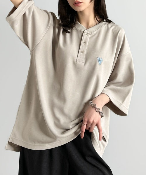 「大人びた遊び心。」刺繍入りハイクオリティダブルフェイス素材バンドカラーポロシャツ／Embroidered High-Quality Double Face Band Collar Polo co1150027