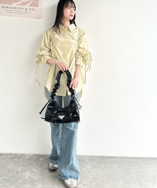 【mily bilet】大人カジュアルに高級感をプラス。ロゴブローチ付きドロストリボンビッグシャツ(長袖) mi1019076