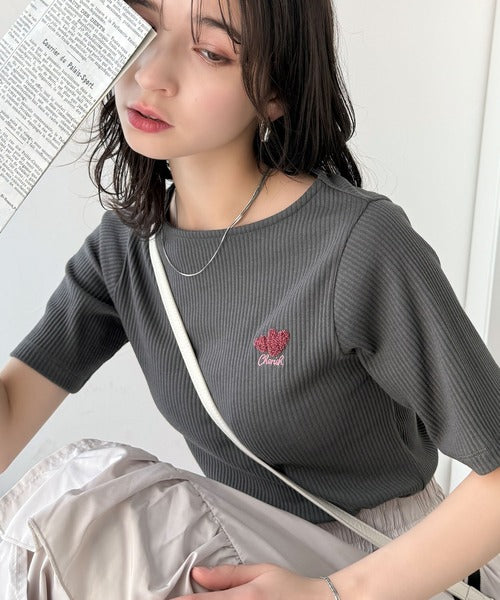 胸元にキュン。ハートサガラ刺繍テレコリブ素材ボートネックTシャツ（半袖） ce1330019