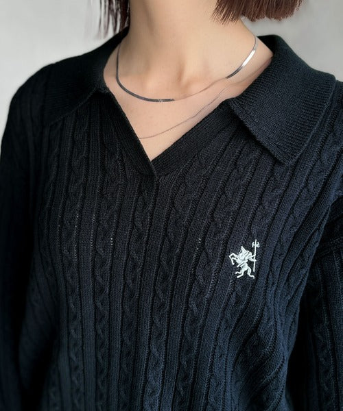 ”品よく華やぐ”。大人のマストバイニット。胸刺繍ケーブル編みポロ襟スキッパーニット ce1050308