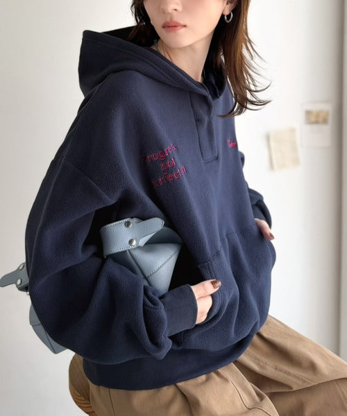 ふわっとあったか、秋冬の“欲しい”をぎゅっと♪刺繍デザインスキッパー衿フリースパーカー ce1020395