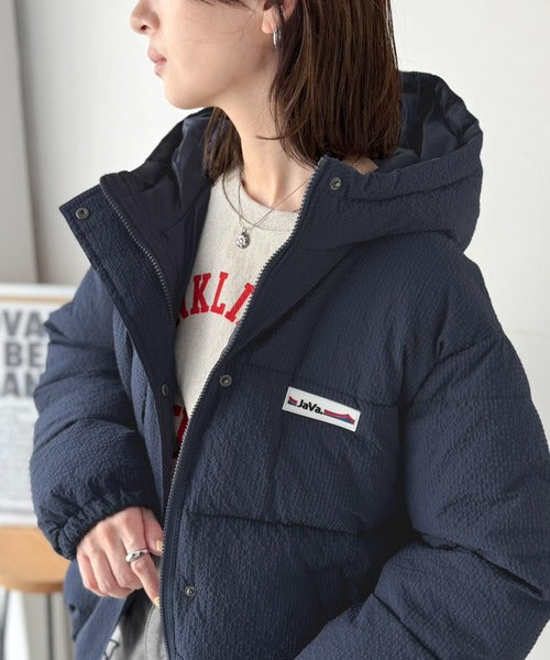 《JaVaジャバコラボ》男女兼用で楽しめる！ふんわり暖かな冬の相棒。フード付きサッカー素材中綿ブルゾン（ショート丈） jv1240140