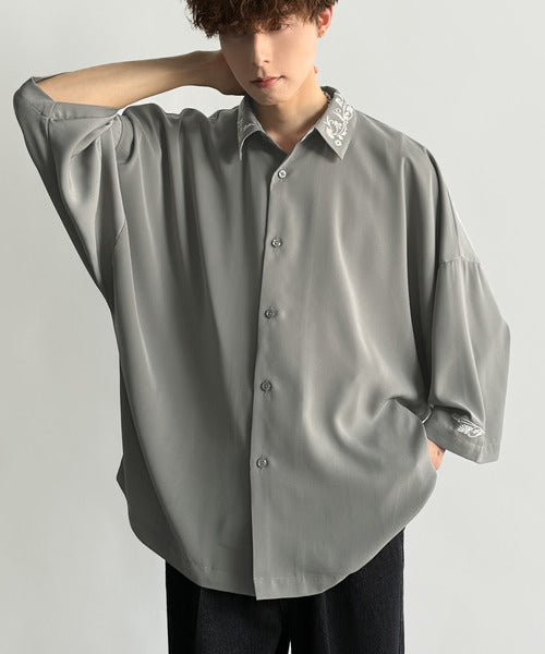 「雰囲気アガる。」衿刺繍ドレープドルマンシャツ／Embroidered Collar Draped Dolman Shirt co1010004