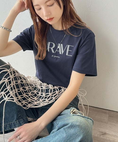 【sustaina+】垢抜けた大人カジュアル。オーガニックコットン100％フロッキーロゴプリントTシャツ ce1260398