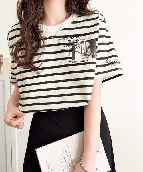 ラフでも品格、シンプルでも存在感。オーガニックコットン混 綿100％ グラフィック飛び刺繍フォトTシャツ（半袖） ce1260537