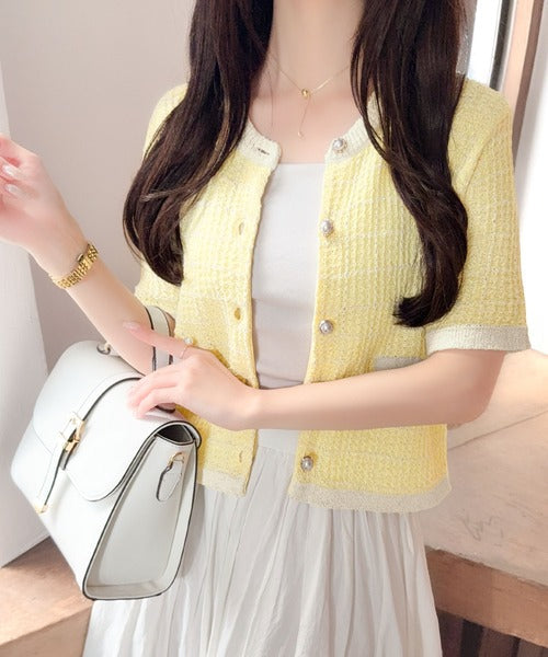 【mily bilet】さりげない華やぎで品よく可愛い♪パール釦ツイード編みロゴプレート付ニットカーディガン（半袖） mi1359057