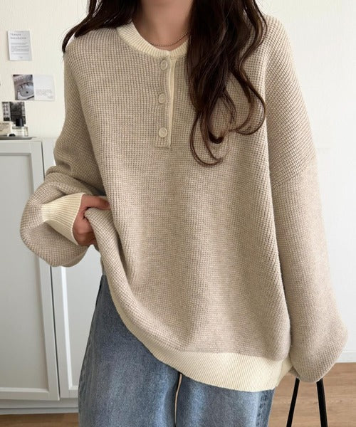 《JaVaジャバコラボ》ふっくら、袖たっぽり。ワッフル編みヘンリーネックオーバーサイズ配色ニット jv1350022