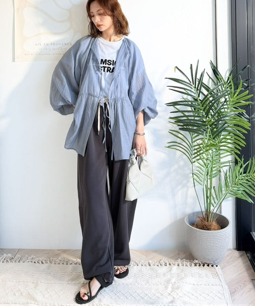 ほんのり透けるシアー素材がつくる、春夏の抜け感ブラウス。ドロストリボンオープンブラウス ce1070210