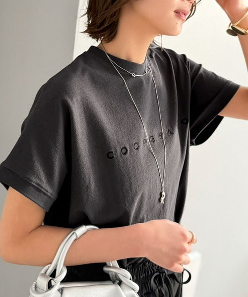 《JaVaジャバコラボ》【イージーケア機能付き】洗練されたミニマルロゴで上品見せ。 刺繍ロゴ フレンチスリーブTシャツ jv1020337