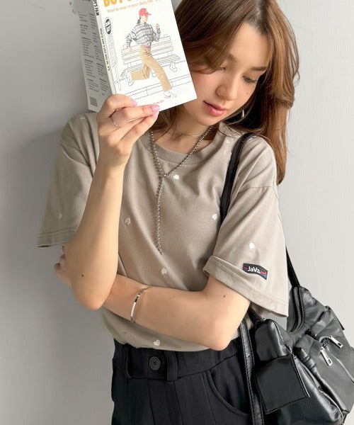 《JaVaジャバコラボ》春夏のカジュアルに、大人の“可愛い”をプラス。ミニハート刺繍Tシャツ（半袖） jv1010470