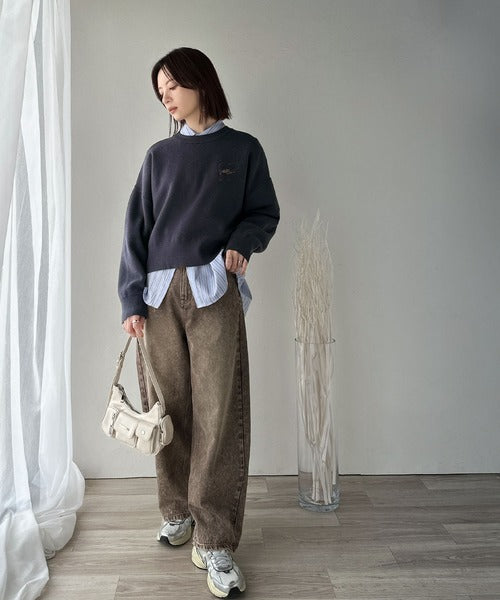 スウェットライクで”魅せる”大人のリラクシーな1枚。胸元サインロゴ刺繍入りニット ce1260482