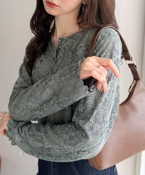 コーデに花を咲かせる♪花柄シアージャガードヘンリーネックフリル使いトップス（長袖） ce1010687