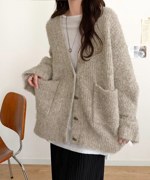 袖まで可愛い、ゆるっと愛されシルエット。キャンディスリーブ袖ボタンブークレーカーディガン ce1410020