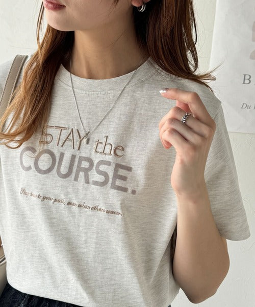 【sustaina+】シンプルなのに格上げ感抜群。オーガニックコットン100%前後2wayロゴ刺繍＆フロッキーTシャツ(半袖) ce1260399