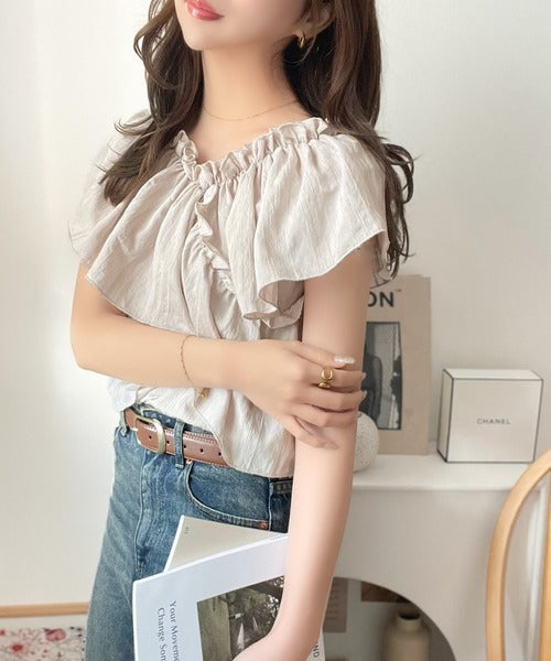 大人ガーリーに見せる。2wayオフショルフリルデザインシアーブラウス ce1070139