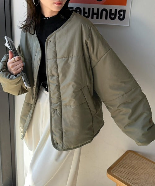 《JaVa ジャバコラボ》軽やかに羽織って旬顔。大人のノーカラー中綿ショート丈ブルゾン jv1070244