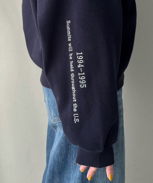 《Javaジャバコラボ》抜け感纏い、センスで遊ぶ。ロゴ袖刺繍＆グラフィック裏起毛プルオーバー jv1050328