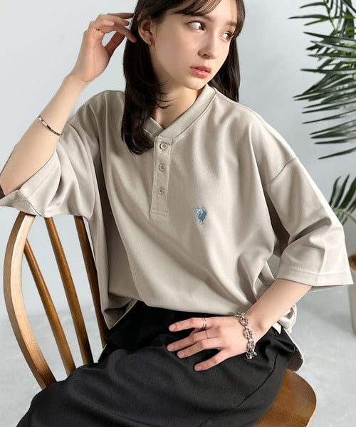 「大人びた遊び心。」刺繍入りハイクオリティダブルフェイス素材バンドカラーポロシャツ／Embroidered High-Quality Double Face Band Collar Polo co1150027