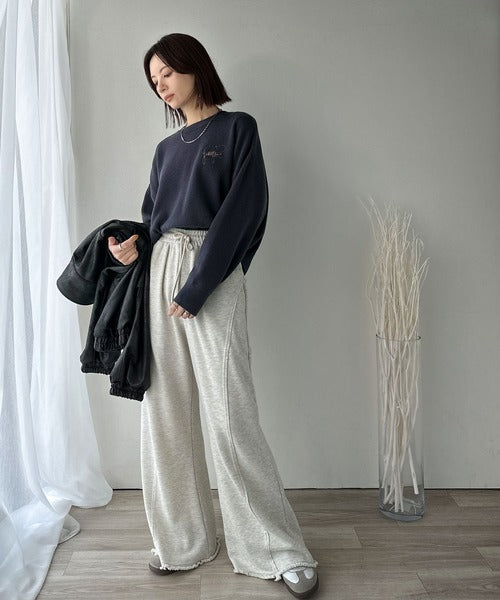 スウェットライクで”魅せる”大人のリラクシーな1枚。胸元サインロゴ刺繍入りニット ce1260482