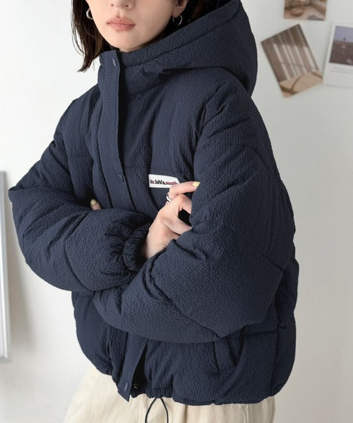 《JaVaジャバコラボ》男女兼用で楽しめる！ふんわり暖かな冬の相棒。フード付きサッカー素材中綿ブルゾン（ショート丈） jv1240140