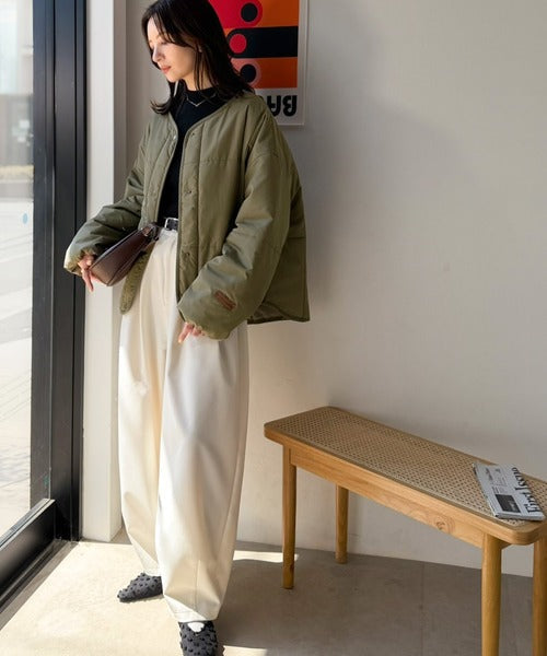 《JaVa ジャバコラボ》軽やかに羽織って旬顔。大人のノーカラー中綿ショート丈ブルゾン jv1070244