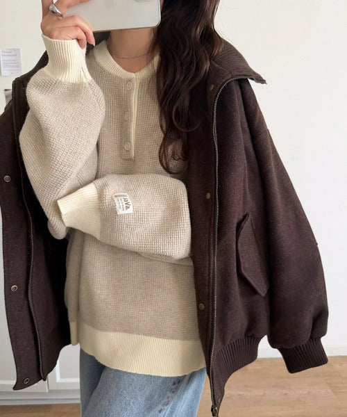 《JaVaジャバコラボ》ふっくら、袖たっぽり。ワッフル編みヘンリーネックオーバーサイズ配色ニット jv1350022