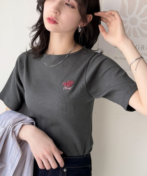 胸元にキュン。ハートサガラ刺繍テレコリブ素材ボートネックTシャツ（半袖） ce1330019