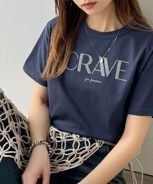 【sustaina+】垢抜けた大人カジュアル。オーガニックコットン100％フロッキーロゴプリントTシャツ ce1260398