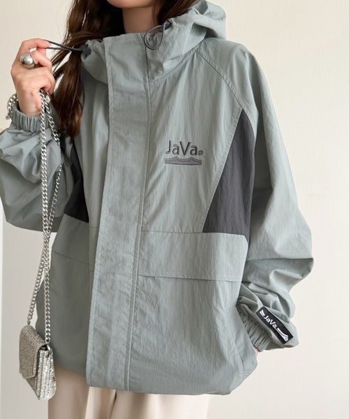 《JaVaジャバコラボ》軽やかに魅せる、スポーティモード。サイド配色切替ナイロン100％パーカー jv1265037