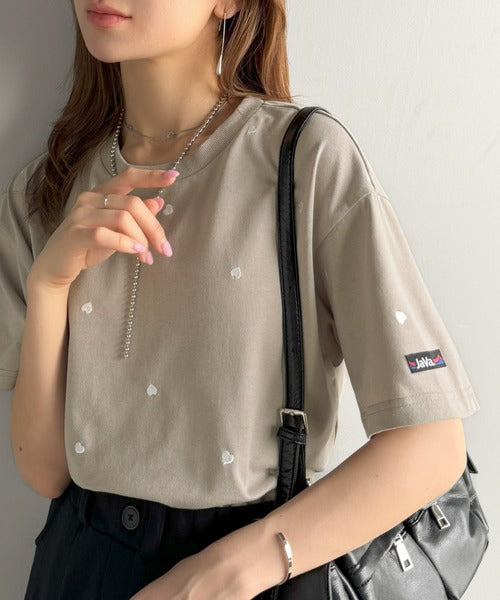 《JaVaジャバコラボ》春夏のカジュアルに、大人の“可愛い”をプラス。ミニハート刺繍Tシャツ（半袖） jv1010470