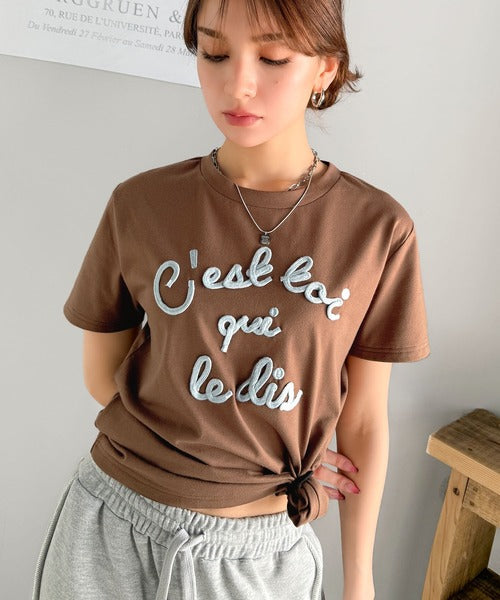 【mily bilet】着るだけでオシャレ感！ロゴプレート付きカラーフレンチコード刺繍Tシャツ(半袖) mi1329015