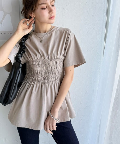 ふわっと広がるAラインで魅せる。シャーリングデザインTシャツ（半袖） ce1050298