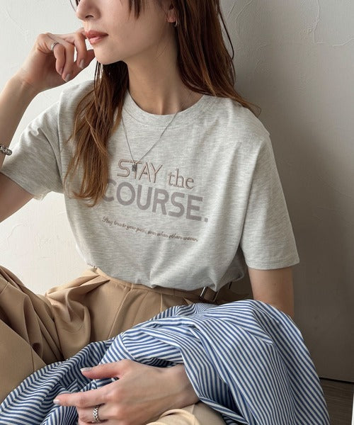 【sustaina+】シンプルなのに格上げ感抜群。オーガニックコットン100%前後2wayロゴ刺繍＆フロッキーTシャツ(半袖) ce1260399