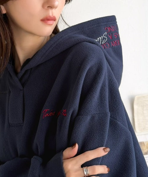 ふわっとあったか、秋冬の“欲しい”をぎゅっと♪刺繍デザインスキッパー衿フリースパーカー ce1020395