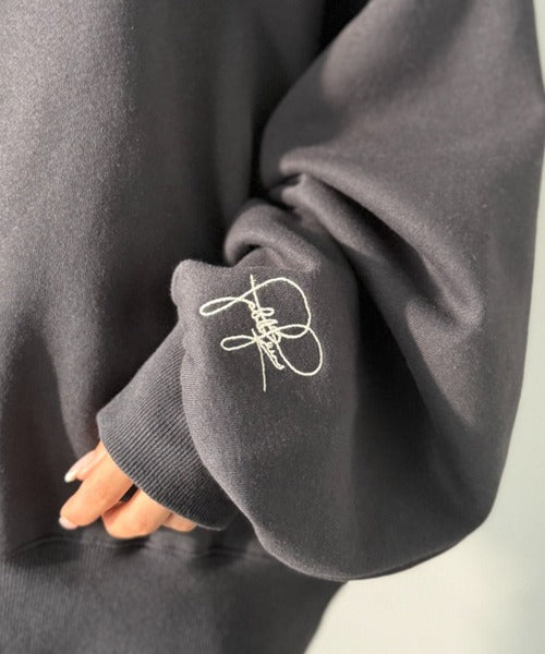 袖先のさりげない刺繍がアクセント。サインロゴ刺繍裏起毛スウェット ce1260464