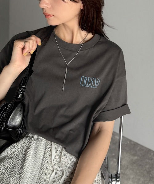纏うだけで、洒落感アップデート◎綿100％ニュースペーパーロゴプリントオーバーサイズTシャツ ce1330046