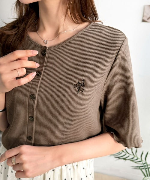 小さめ刺繍の上品さで、ラフなのにきれい見え。胸刺繍メロウワッフルカーディガン（半袖） ce1110192