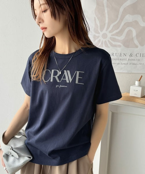 【sustaina+】垢抜けた大人カジュアル。オーガニックコットン100％フロッキーロゴプリントTシャツ ce1260398
