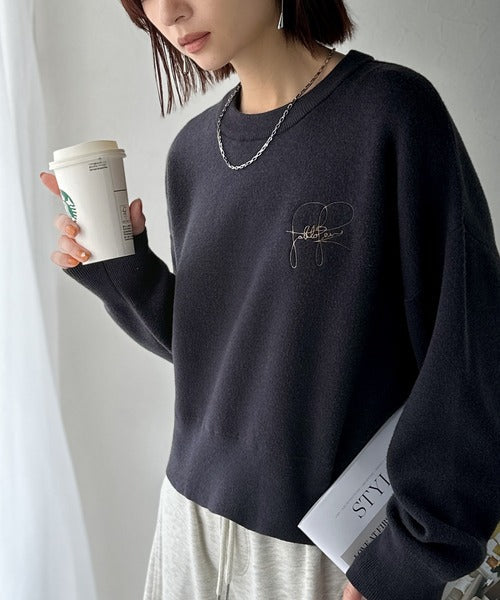 スウェットライクで”魅せる”大人のリラクシーな1枚。胸元サインロゴ刺繍入りニット ce1260482