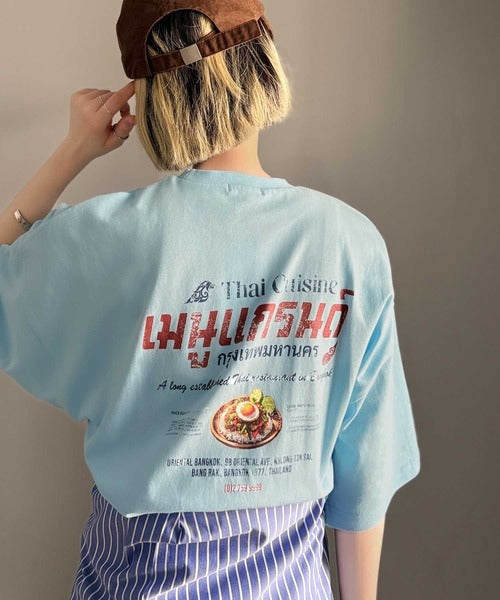 《JaVaジャバコラボ》お洒落見え確定。綿100％タイ料理メニュー風プリントルーズフィットTシャツ(オーバーサイズ) jv1029127