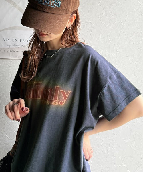 1枚で着映える。平和グラフィックスプレー風ロゴ半袖Tシャツ(オーバーサイズ） ce1050270