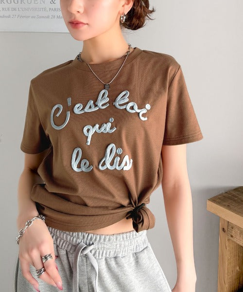 【mily bilet】着るだけでオシャレ感！ロゴプレート付きカラーフレンチコード刺繍Tシャツ(半袖) mi1329015