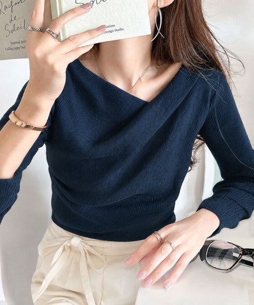 トレンド美スタイルで華奢魅せに。胸元ドレープデザインニット ce1260353