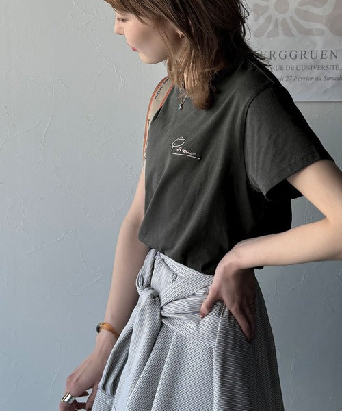 【sustaina+】こなれ感たっぷり。オーガニックコットン100％胸元PAEAN刺繍Tシャツ(半袖) ce1260401