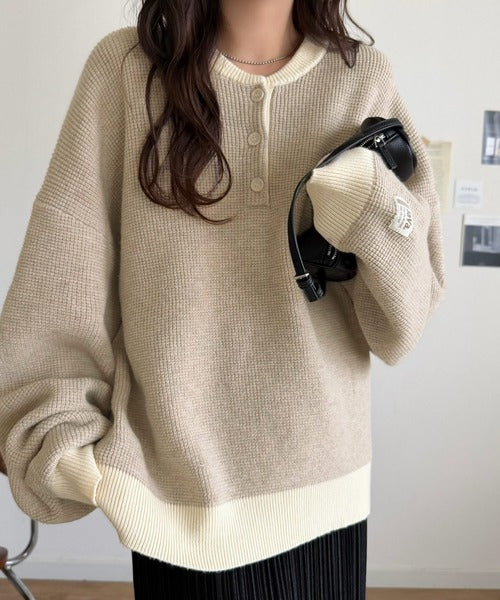 《JaVaジャバコラボ》ふっくら、袖たっぽり。ワッフル編みヘンリーネックオーバーサイズ配色ニット jv1350022