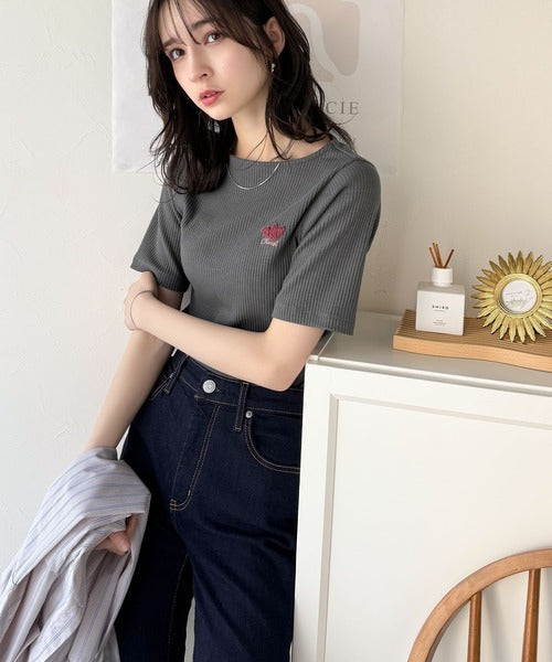 胸元にキュン。ハートサガラ刺繍テレコリブ素材ボートネックTシャツ（半袖） ce1330019